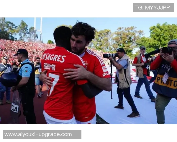 本菲卡与波尔图激战成平乌龙球引发争议判罚引爆全场气氛